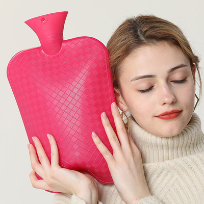 Harga yang bagus Botol Air Panas Karet Lembut Dengan Tutup, Kantong Air Panas 3 Liter Untuk Penghilang Nyeri Kram on line
